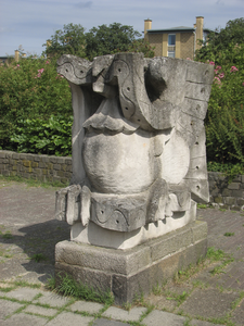 905446 Afbeelding van het hardstenen beeldhouwwerk 'Vogel met slang in de bek', gemaakt door Gerard Héman (1914-1992), ...